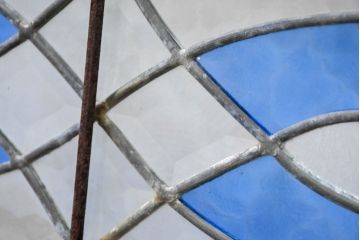 和製アンティーク　大正ロマン　涼し気で優しい色合いが魅力的な面取りガラス入りステンドグラス窓1枚(建具、ガラス欄間、明り取り、FIX窓、ガラス窓、嵌め殺し、ディスプレイ、アート)(R-083439)