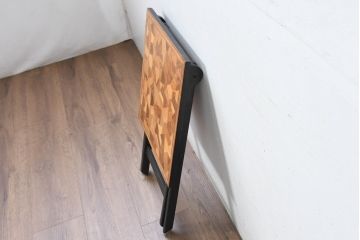 フィリピンビンテージ　パーケットリートップ　使い勝手抜群な折り畳みサイドテーブル(コーヒーテーブル、ナイトテーブル、花台、飾り台、ヴィンテージ)(R-083445)