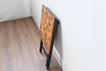 フィリピンビンテージ　パーケットリートップ　使い勝手抜群な折り畳みサイドテーブル(コーヒーテーブル、ナイトテーブル、花台、飾り台、ヴィンテージ)(R-083446)