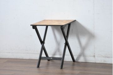 フィリピンビンテージ　パーケットリートップ　使い勝手抜群な折り畳みサイドテーブル(コーヒーテーブル、ナイトテーブル、花台、飾り台、ヴィンテージ)(R-083447)