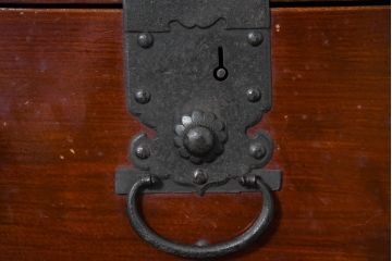 和製アンティーク　明治大正期　前面栗材　縁起の良い熨斗宝珠金具　置くだけで絵になる美しさを持つ米沢箪笥(和たんす、衣装タンス、収納箪笥、整理箪笥、時代箪笥、引き出し)(R-083451)