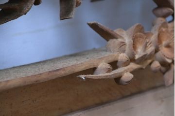 アンティーク建具　最高級　井波彫刻　躍動感と厚みのある松竹梅の彫刻が素敵な両面彫刻欄間2枚セット(明り取り、明かり取り)(R-083469)