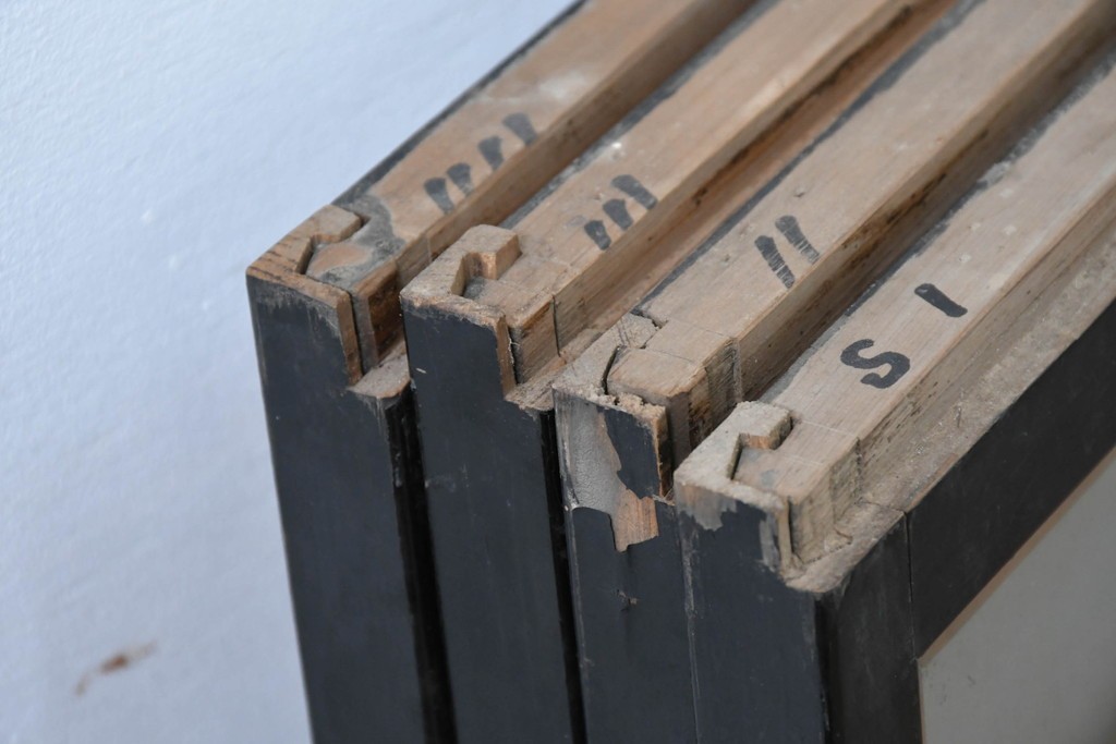 ヴィンテージ建具　昭和中期　海と富士山のモチーフ　組子が入った両面ガラスの書院戸4枚セット　(R-083470)