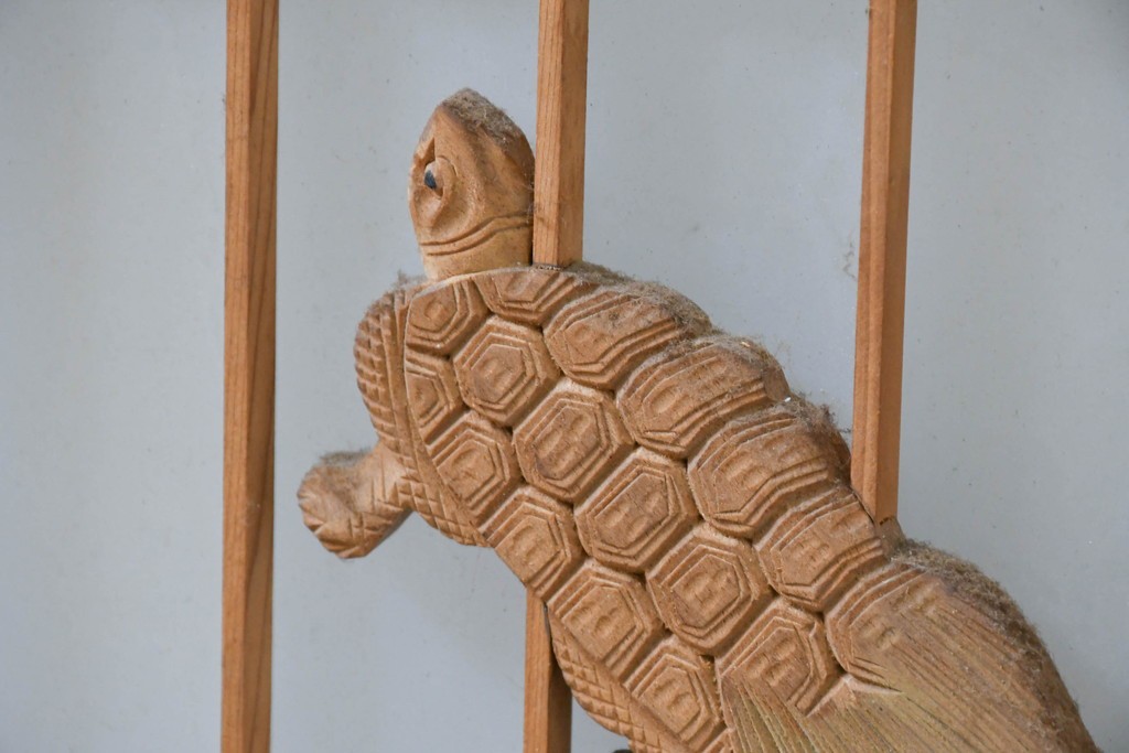 ヴィンテージ建具　昭和中期　組子と彫刻をあしらった片面ガラスの書院戸4枚セット　(R-083471)