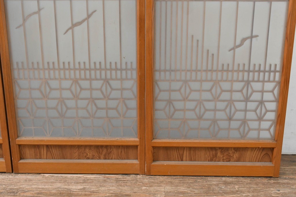 ヴィンテージ建具　昭和中期　組子と彫刻をあしらった片面ガラスの書院戸4枚セット　(R-083471)