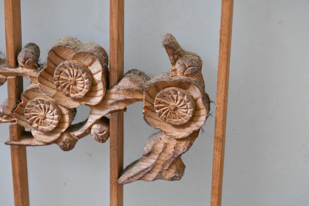 ヴィンテージ建具　昭和中期　組子と彫刻をあしらった片面ガラスの書院戸4枚セット　(R-083471)