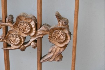 ヴィンテージ建具　昭和中期　組子と彫刻をあしらった片面ガラスの書院戸4枚セット　(R-083471)