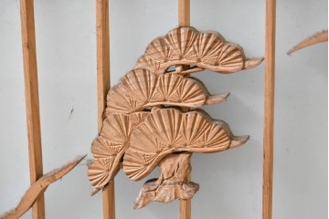 ヴィンテージ建具　昭和中期　組子と彫刻をあしらった片面ガラスの書院戸4枚セット　(R-083471)