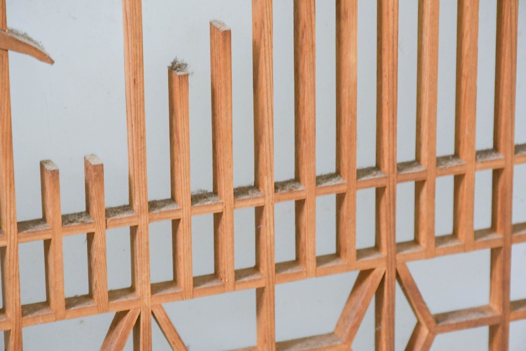 ヴィンテージ建具　昭和中期　組子と彫刻をあしらった片面ガラスの書院戸4枚セット　(R-083471)