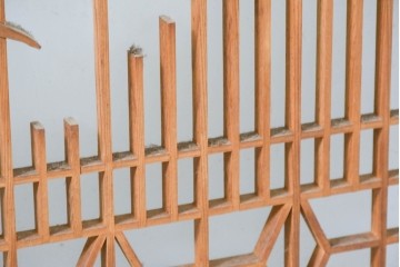 ヴィンテージ建具　昭和中期　組子と彫刻をあしらった片面ガラスの書院戸4枚セット　(R-083471)