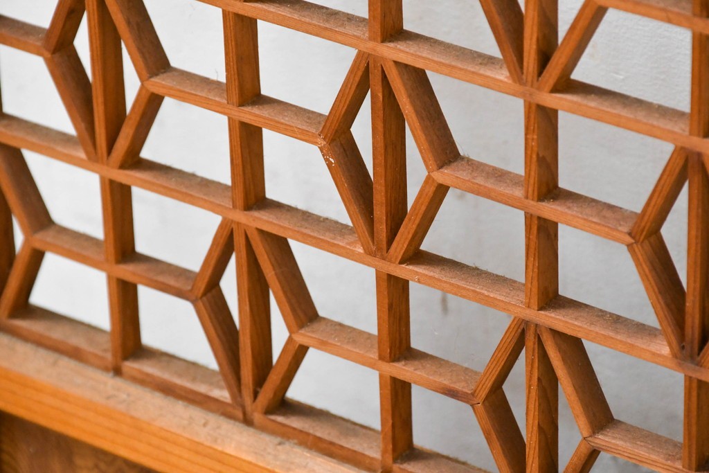 ヴィンテージ建具　昭和中期　組子と彫刻をあしらった片面ガラスの書院戸4枚セット　(R-083471)