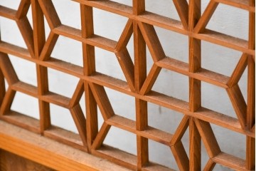 ヴィンテージ建具　昭和中期　組子と彫刻をあしらった片面ガラスの書院戸4枚セット　(R-083471)