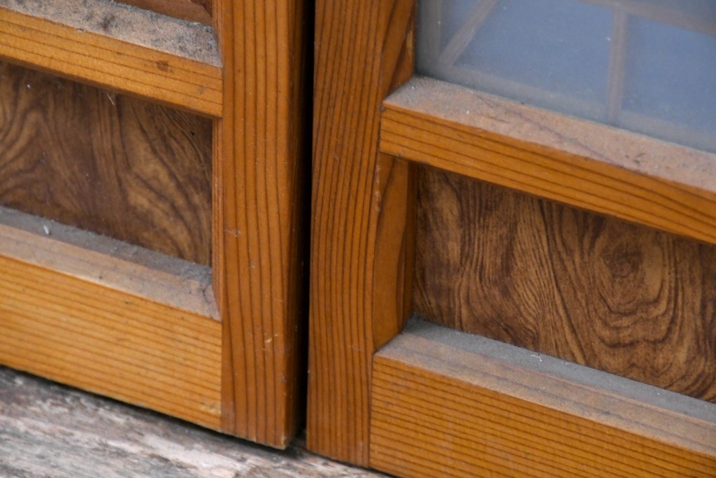 ヴィンテージ建具　昭和中期　組子と彫刻をあしらった片面ガラスの書院戸4枚セット　(R-083471)