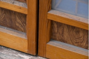 ヴィンテージ建具　昭和中期　組子と彫刻をあしらった片面ガラスの書院戸4枚セット　(R-083471)