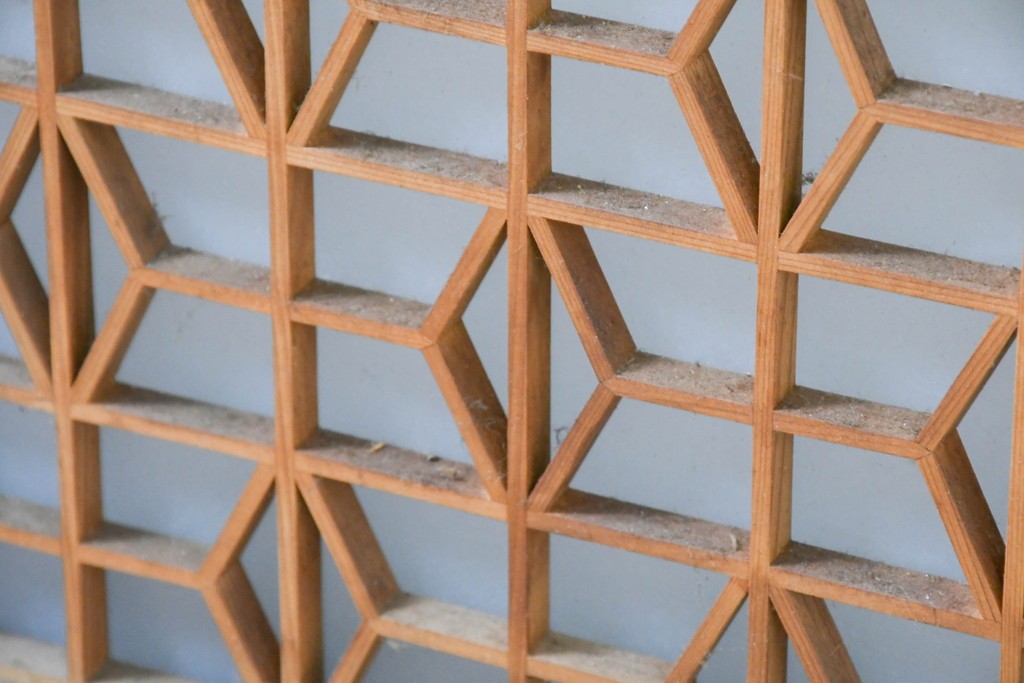 ヴィンテージ建具　昭和中期　組子と彫刻をあしらった片面ガラスの書院戸4枚セット　(R-083471)