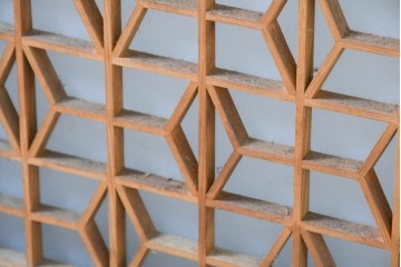 ヴィンテージ建具　昭和中期　組子と彫刻をあしらった片面ガラスの書院戸4枚セット　(R-083471)