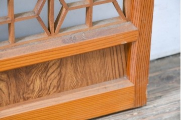 ヴィンテージ建具　昭和中期　組子と彫刻をあしらった片面ガラスの書院戸4枚セット　(R-083471)