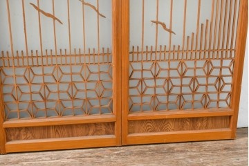 ヴィンテージ建具　昭和中期　組子と彫刻をあしらった片面ガラスの書院戸4枚セット　(R-083471)
