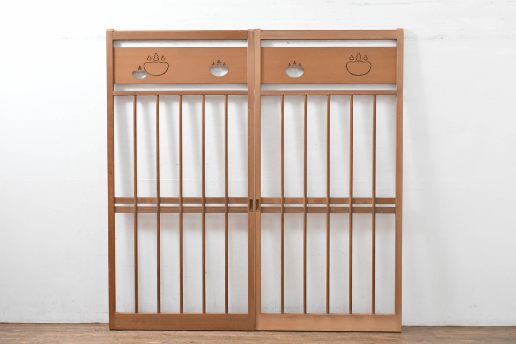 ヴィンテージ建具　昭和後期　透かし彫り入りの格子戸2枚セット　(R-083472)
