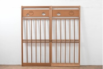 ヴィンテージ建具　昭和後期　透かし彫り入りの格子戸2枚セット　(R-083472)