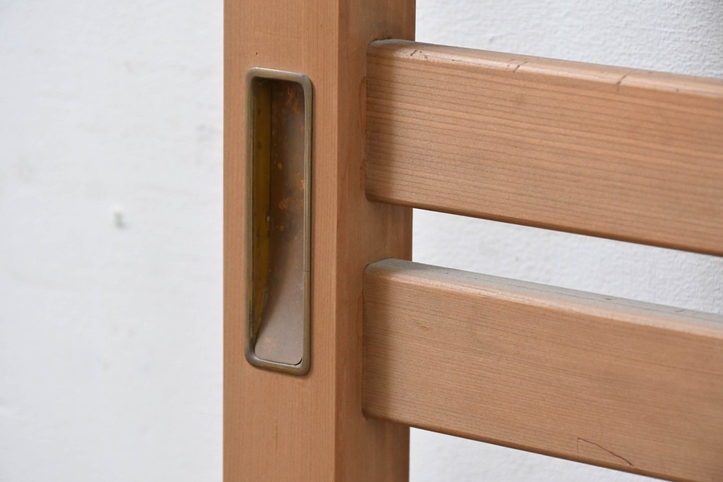 ヴィンテージ建具　昭和後期　透かし彫り入りの格子戸2枚セット　(R-083472)