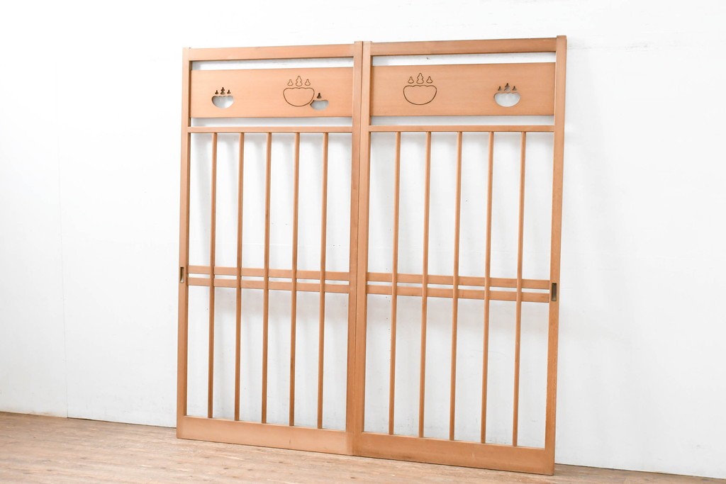 ヴィンテージ建具　昭和後期　透かし彫り入りの格子戸2枚セット　(R-083472)