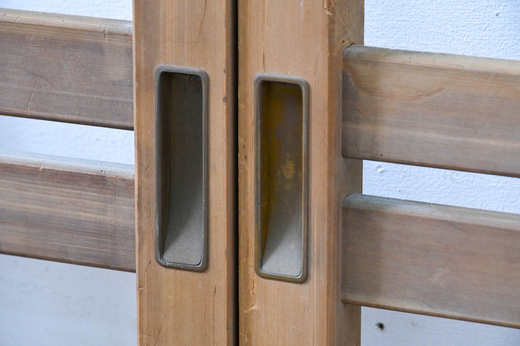 ヴィンテージ建具　昭和後期　透かし彫り入りの格子戸2枚セット　(R-083472)