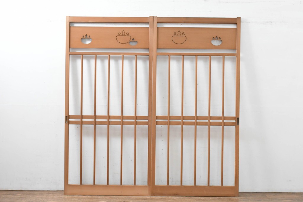 ヴィンテージ建具　昭和後期　透かし彫り入りの格子戸2枚セット　(R-083472)