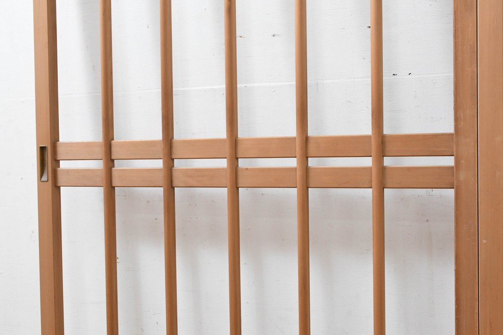 ヴィンテージ建具　昭和後期　透かし彫り入りの格子戸2枚セット　(R-083472)