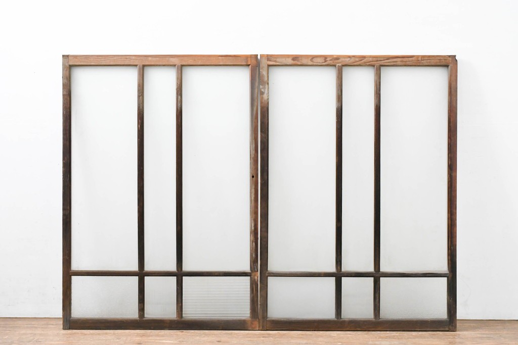 アンティーク建具　昭和初期　デザインガラス入り　素朴な木枠の窓2枚セット　(R-083473)