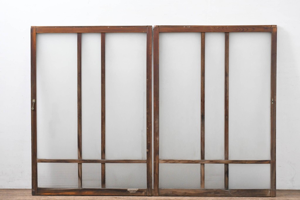 アンティーク建具　昭和初期　デザインガラス入り　素朴な木枠の窓2枚セット　(R-083473)