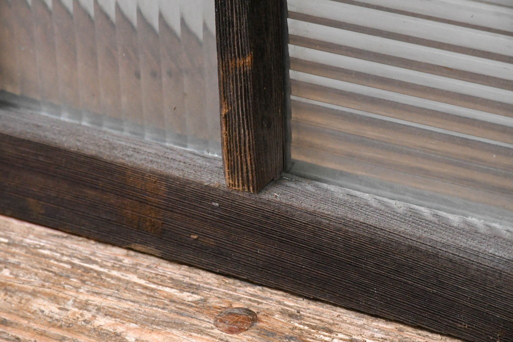 アンティーク建具　昭和初期　デザインガラス入り　素朴な木枠の窓2枚セット　(R-083473)