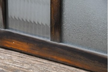 アンティーク建具　昭和初期　デザインガラス入り　素朴な木枠の窓2枚セット　(R-083473)