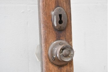 ヴィンテージ建具　昭和中期　レトロ感漂う素朴な木枠が魅力のドア1枚　(R-083474)