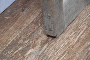 ヴィンテージ建具　昭和中期　レトロ感漂う素朴な木枠が魅力のドア1枚　(R-083474)