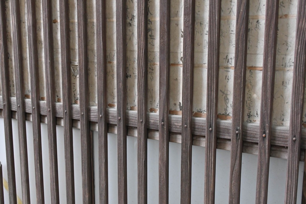 アンティーク建具　昭和初期　裏障子と裏ガラスを組み込んだ古い木味の格子戸3枚セット　(R-083475)