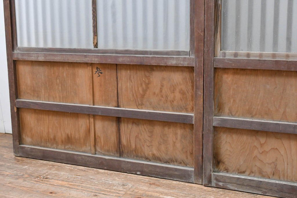 アンティーク建具　昭和初期　裏障子と裏ガラスを組み込んだ古い木味の格子戸3枚セット　(R-083475)