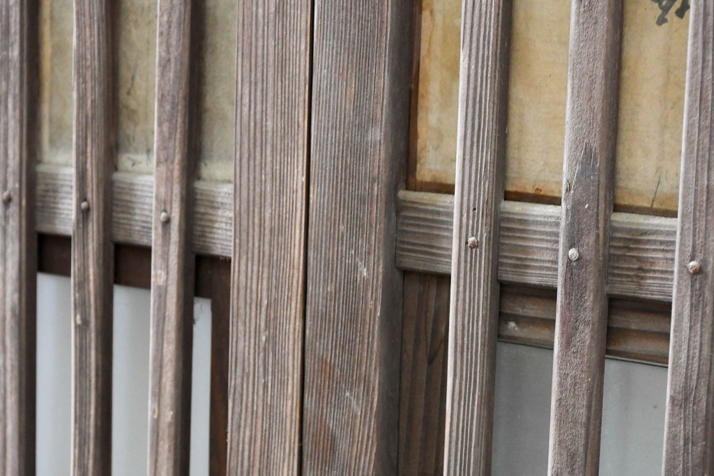 アンティーク建具　昭和初期　裏障子と裏ガラスを組み込んだ古い木味の格子戸3枚セット　(R-083475)