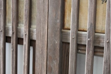 アンティーク建具　昭和初期　裏障子と裏ガラスを組み込んだ古い木味の格子戸3枚セット　(R-083475)