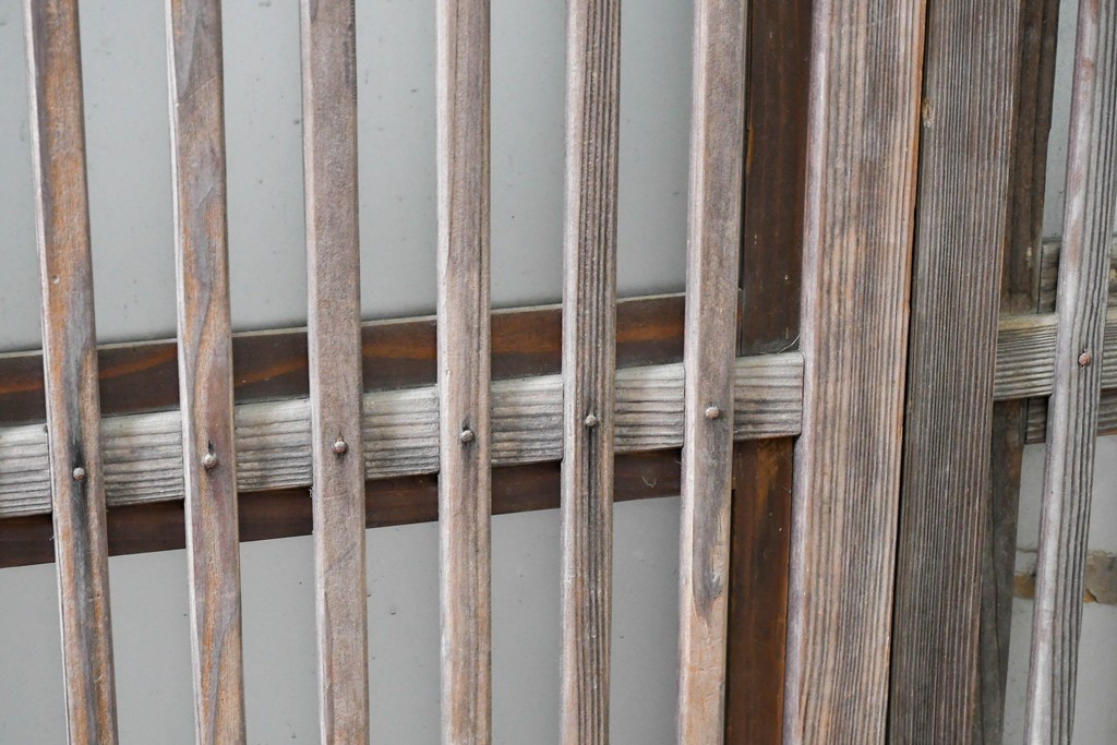 アンティーク建具　昭和初期　裏障子と裏ガラスを組み込んだ古い木味の格子戸3枚セット　(R-083475)