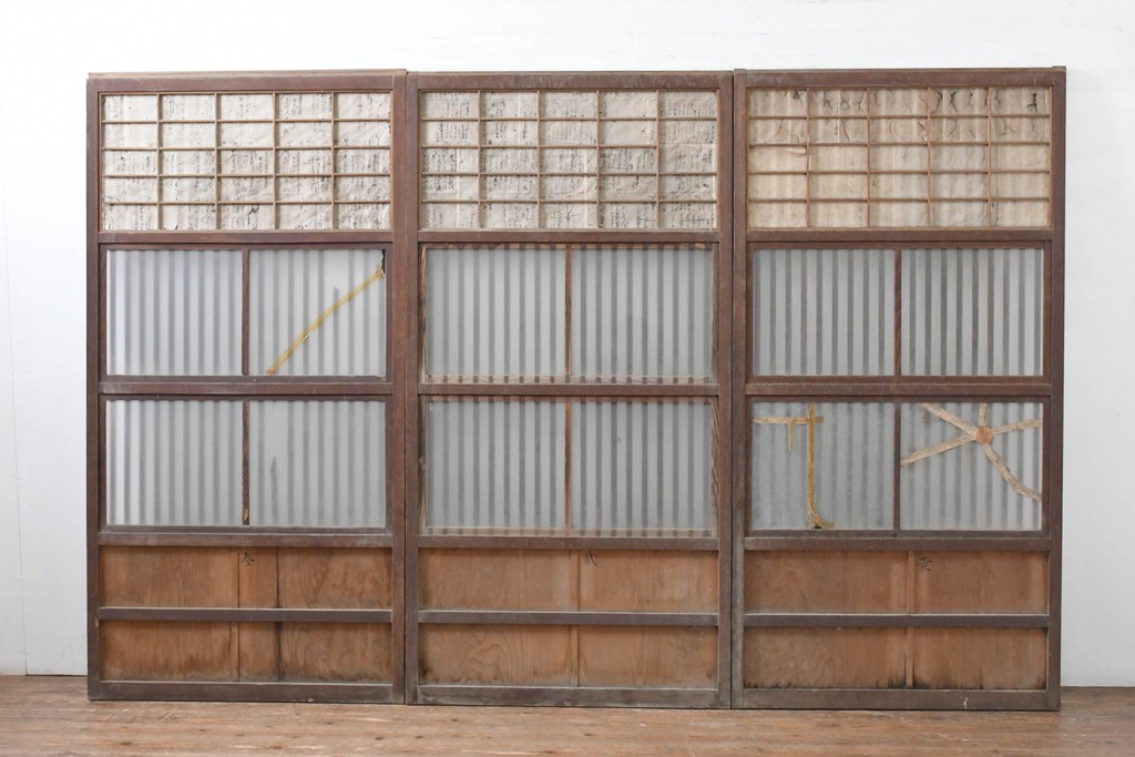 アンティーク建具　昭和初期　裏障子と裏ガラスを組み込んだ古い木味の格子戸3枚セット　(R-083475)