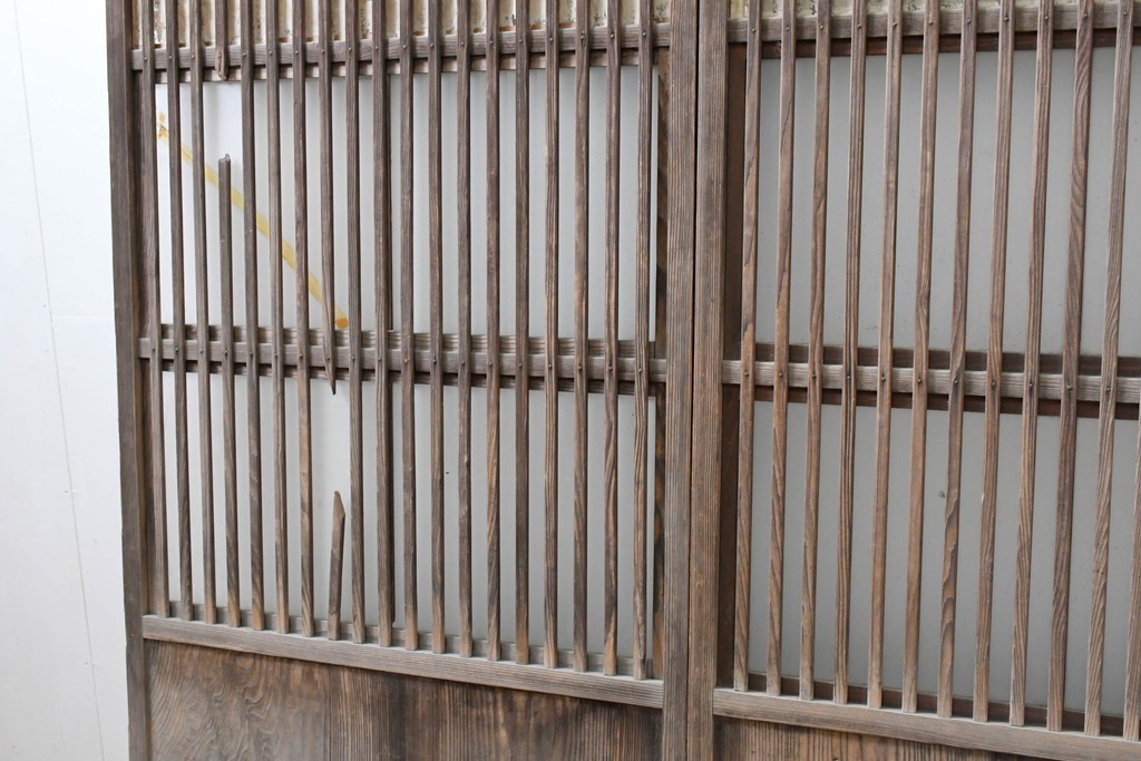 アンティーク建具　昭和初期　裏障子と裏ガラスを組み込んだ古い木味の格子戸3枚セット　(R-083475)