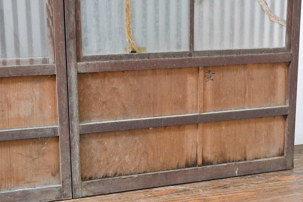 アンティーク建具　昭和初期　裏障子と裏ガラスを組み込んだ古い木味の格子戸3枚セット　(R-083475)