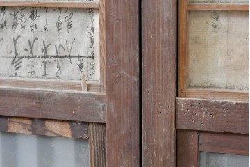 アンティーク建具　昭和初期　裏障子と裏ガラスを組み込んだ古い木味の格子戸3枚セット　(R-083475)