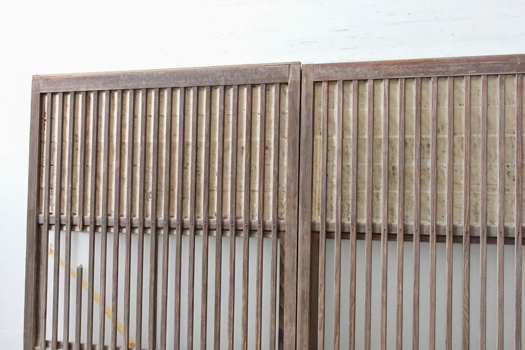 アンティーク建具　昭和初期　裏障子と裏ガラスを組み込んだ古い木味の格子戸3枚セット　(R-083475)