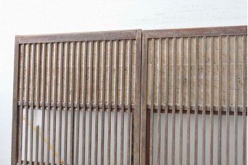アンティーク建具　昭和初期　裏障子と裏ガラスを組み込んだ古い木味の格子戸3枚セット　(R-083475)