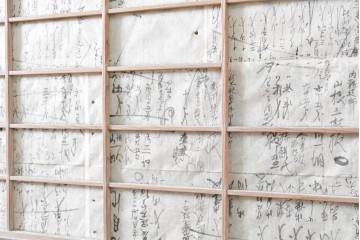 アンティーク建具　昭和初期　裏障子と裏ガラスを組み込んだ古い木味の格子戸3枚セット　(R-083475)