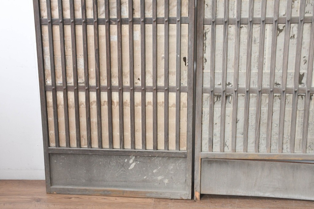 アンティーク建具　明治期　味わいのある木味の裏障子付き格子戸3枚セット　(R-083480)