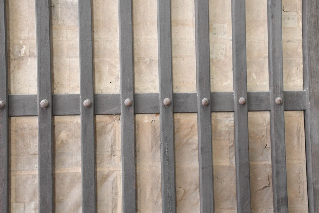 アンティーク建具　明治期　味わいのある木味の裏障子付き格子戸3枚セット　(R-083480)