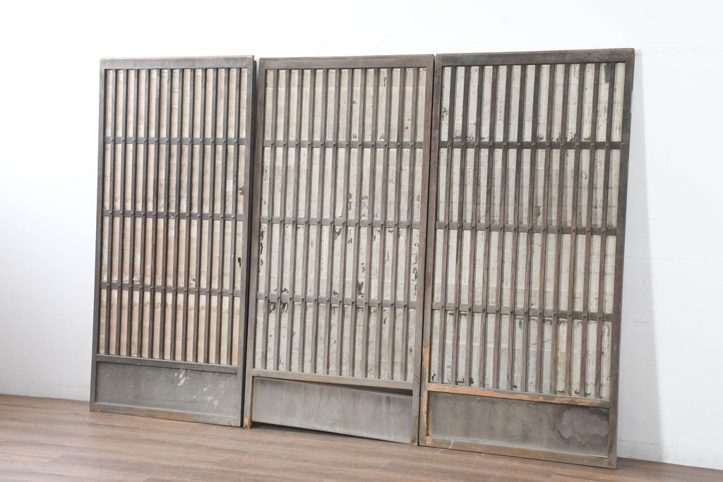 アンティーク建具　明治期　味わいのある木味の裏障子付き格子戸3枚セット　(R-083480)